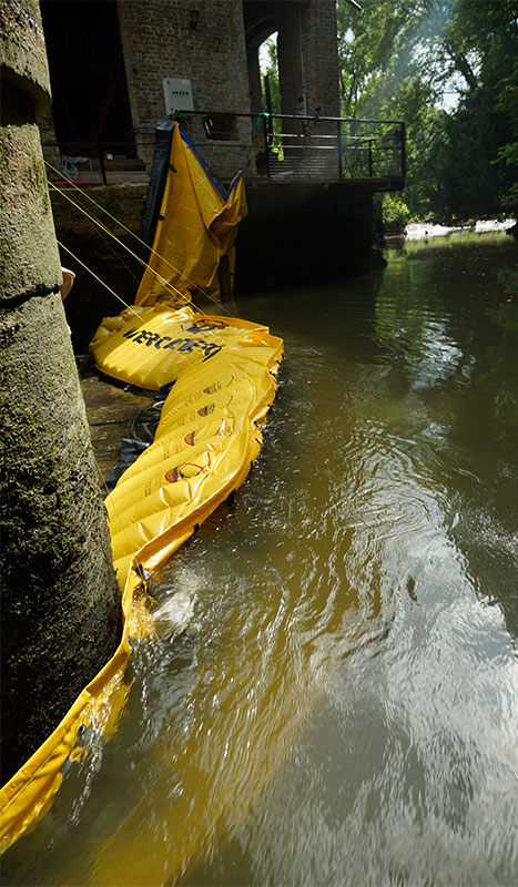 Flexible Water-Gate © WA-2850 cofferdam in L. Supported on a wall of the mill on the left bank and on a stack of a winnowing bridge in the middle of the river.