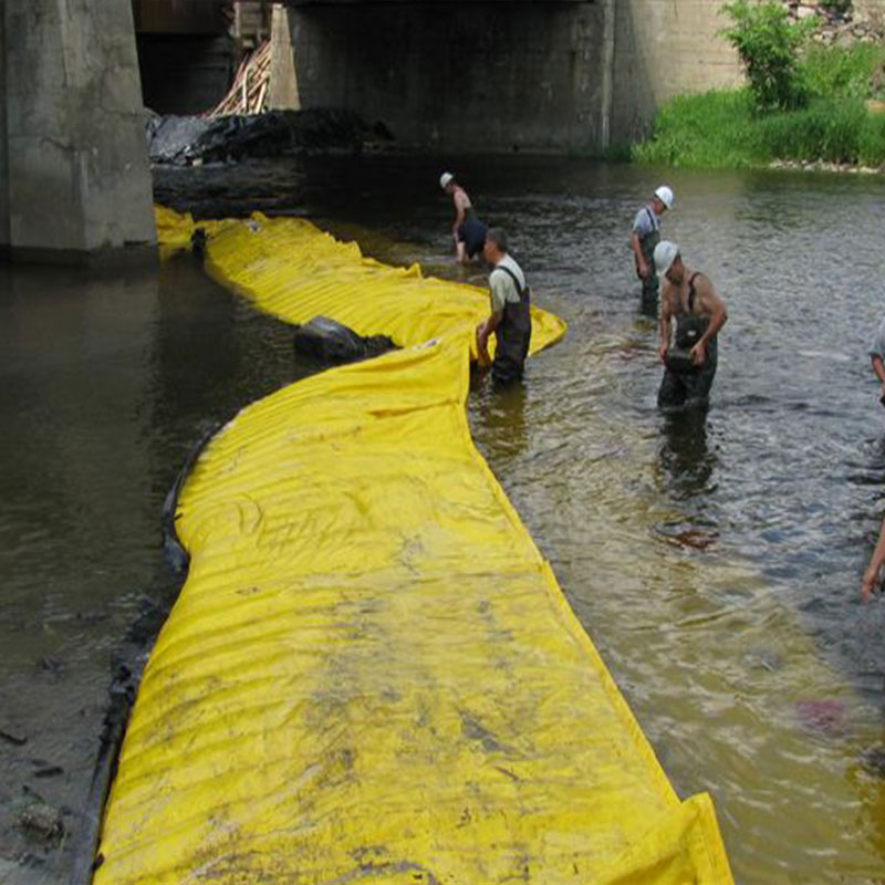 Flexible Water-Gate © cofferdams. L-shaped installation from the bank to the opposite side of the bridge pier.