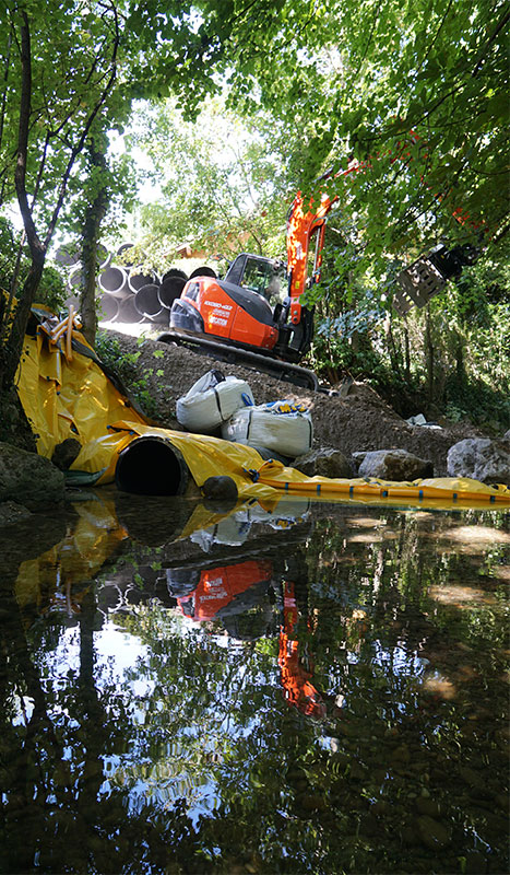 Construction of an access track protected by a flexible Water-Gate © cofferdam