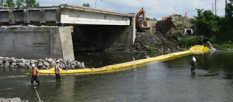 Repair work on a two-phase bridge. Installation of a flexible L-shaped cofferdam from each bank.
