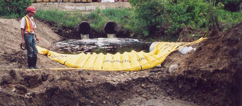 Flexible Water-Gate © cofferdam serving as a retention basin with drainage of the overflow by pipeline.