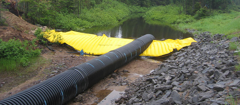 Flexible Water-Gate © cofferdams for work in rivers. Removable dam with bypass by pipeline.