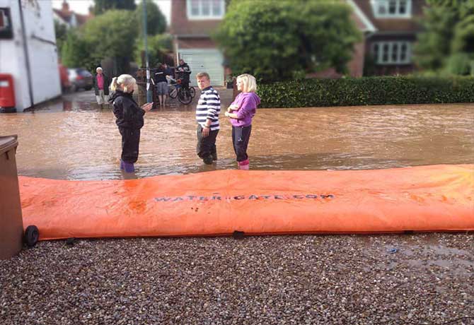 Le barrage anti inondation water-gate est utilisé pour protéger une rue d'une coulée de boue