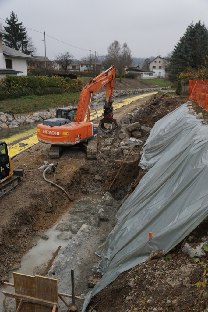 Travaux de fondation d’enrochement protégés par polyane avec rivière canalisée par batardeau Water-Gate au Mali Graben