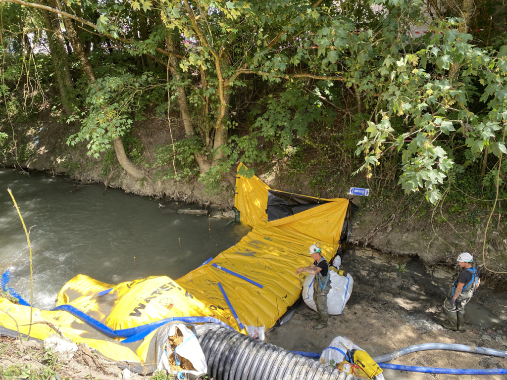 Batardeau aval Water-Gate avec big bag de blocage et tuyaux de pompage au-dessus du tube PEHD DN800 – rivière Cubry Épernay