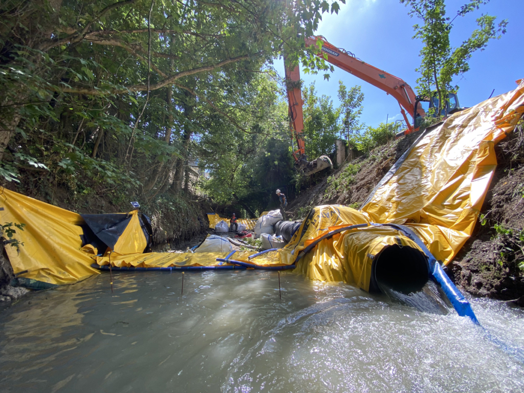Rejet du tube DN800 au droit du batardeau aval, empêchant la remontée d’eau vers la zone asséchée – Cubry Épernay