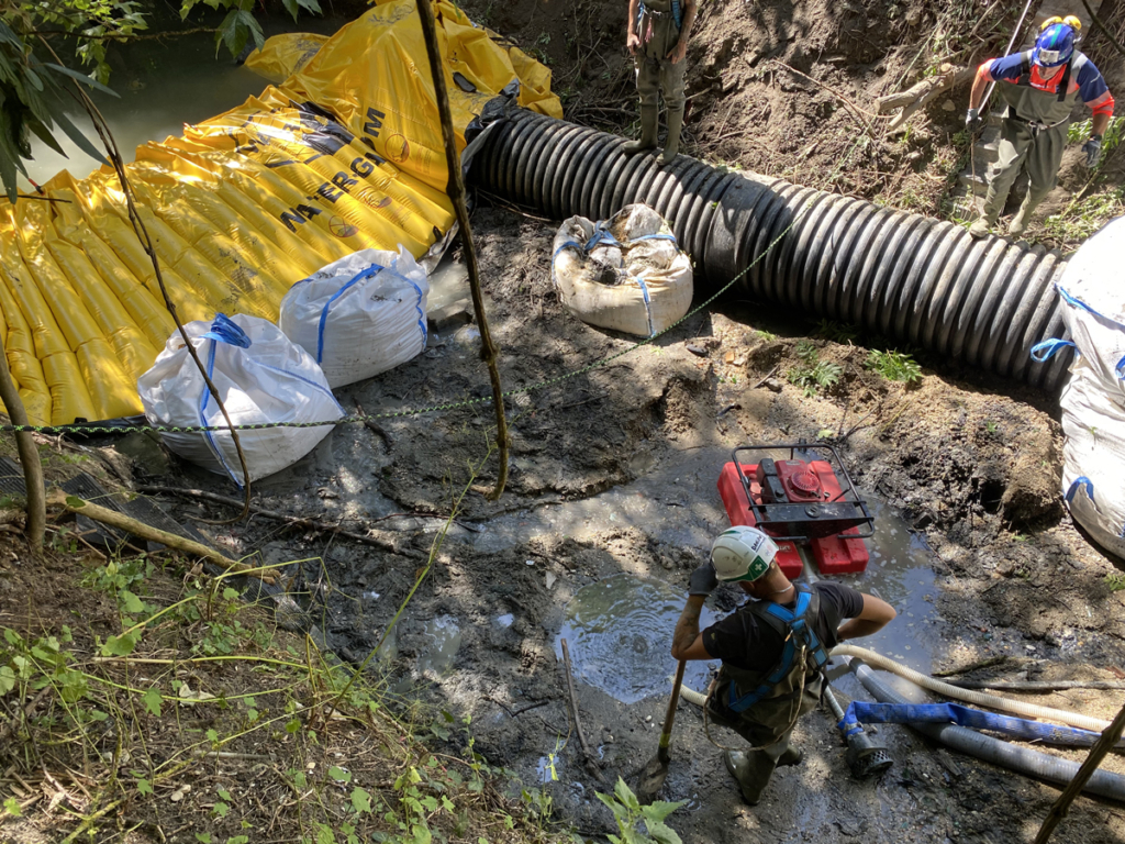 Zone asséchée entre deux batardeaux Water-Gate, ouvriers terrassant la canalisation fissurée – Le Cubry, Épernay