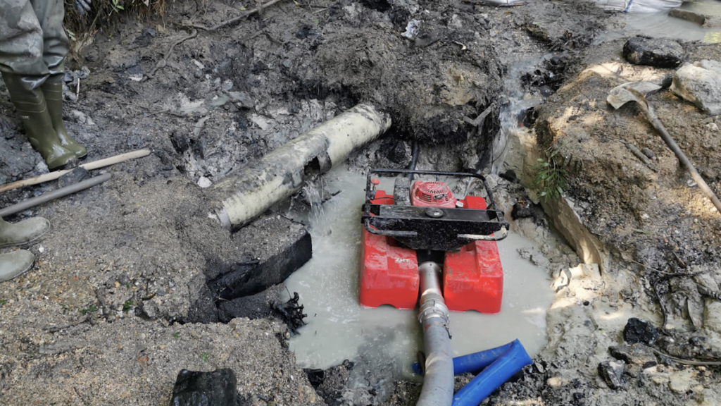 Canalisation d’eaux usées endommagée sous la rivière Le Cubry, puits de pompage en point bas pour assèchement