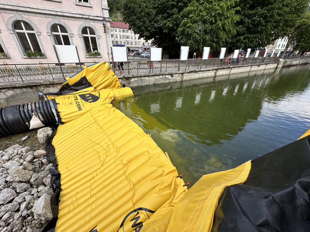 Vue du dispositif installé depuis la rive gauche. Batardeau souple Water-Gate en dérivation DN1200, vue rive gauche avec cloisons triangulaires visibles au niveau des coutures