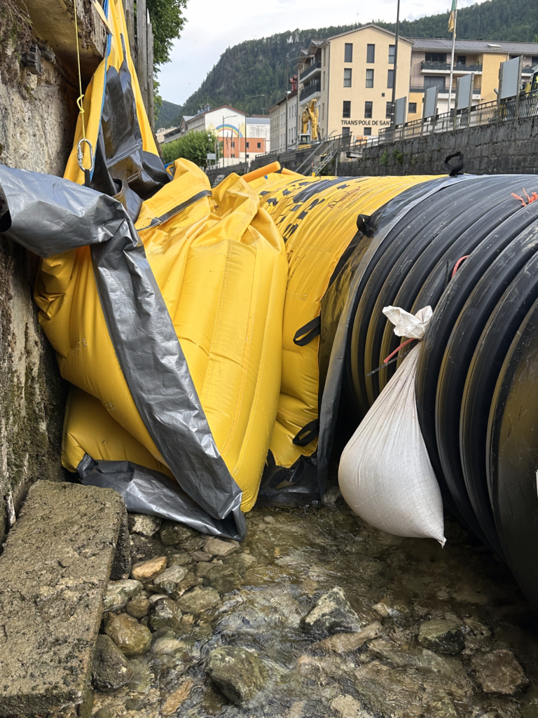 Vue aval batardeau souple côté quai avec eau résiduelle dans les plis de la toile