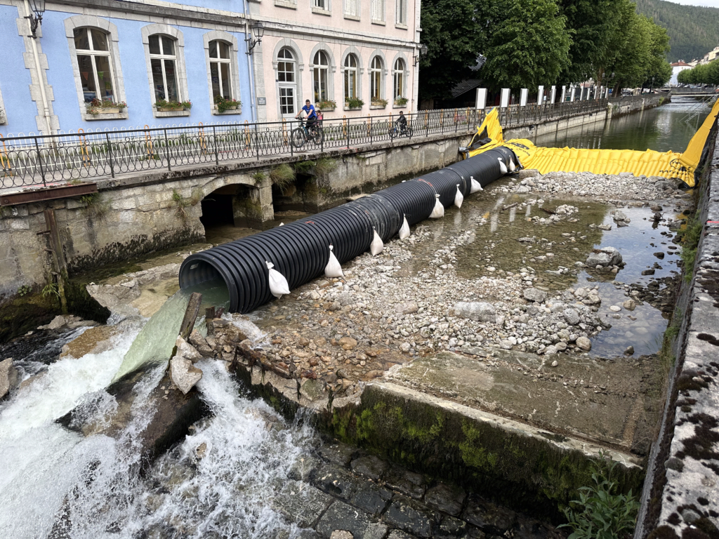Batardeau souple Water-Gate avec canalisation DN1200 pour dérivation temporaire d’une rivière lors de l’effacement d’un seuil